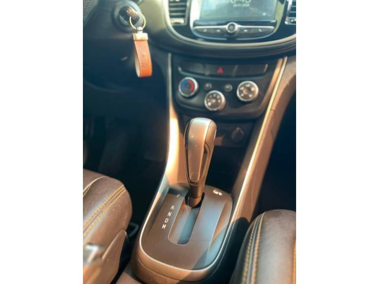 CHEVROLET - TRACKER - 2017/2018 - Prata - R$ 85.900,00