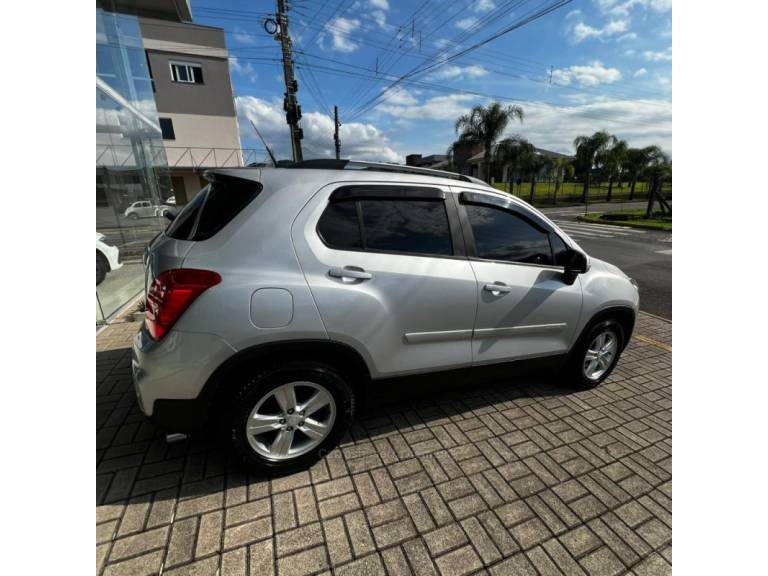 CHEVROLET - TRACKER - 2017/2018 - Prata - R$ 85.900,00