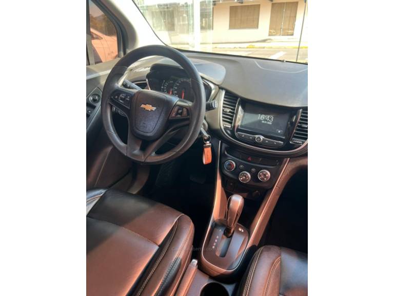 CHEVROLET - TRACKER - 2017/2018 - Prata - R$ 85.900,00